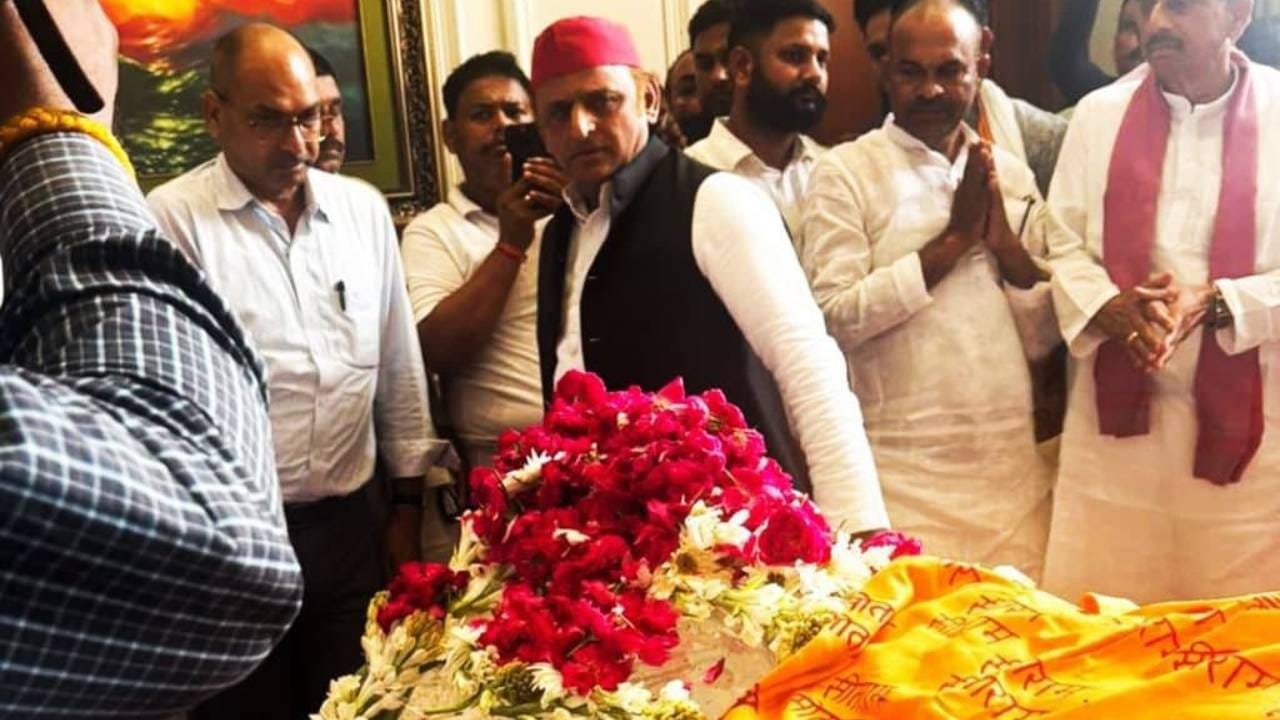 akhilesh yadav 856caf43f6475165dfdc106e86e87e45