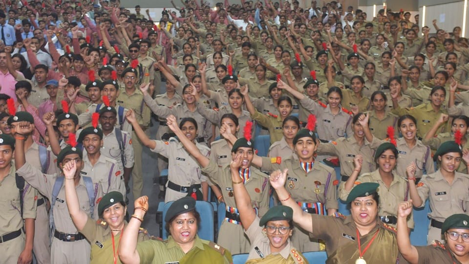 UP: Amar Ujala Honors Ex-Servicemen and Cadets; Governor Gurmit Singh Says, Dream Big with Open Eyes