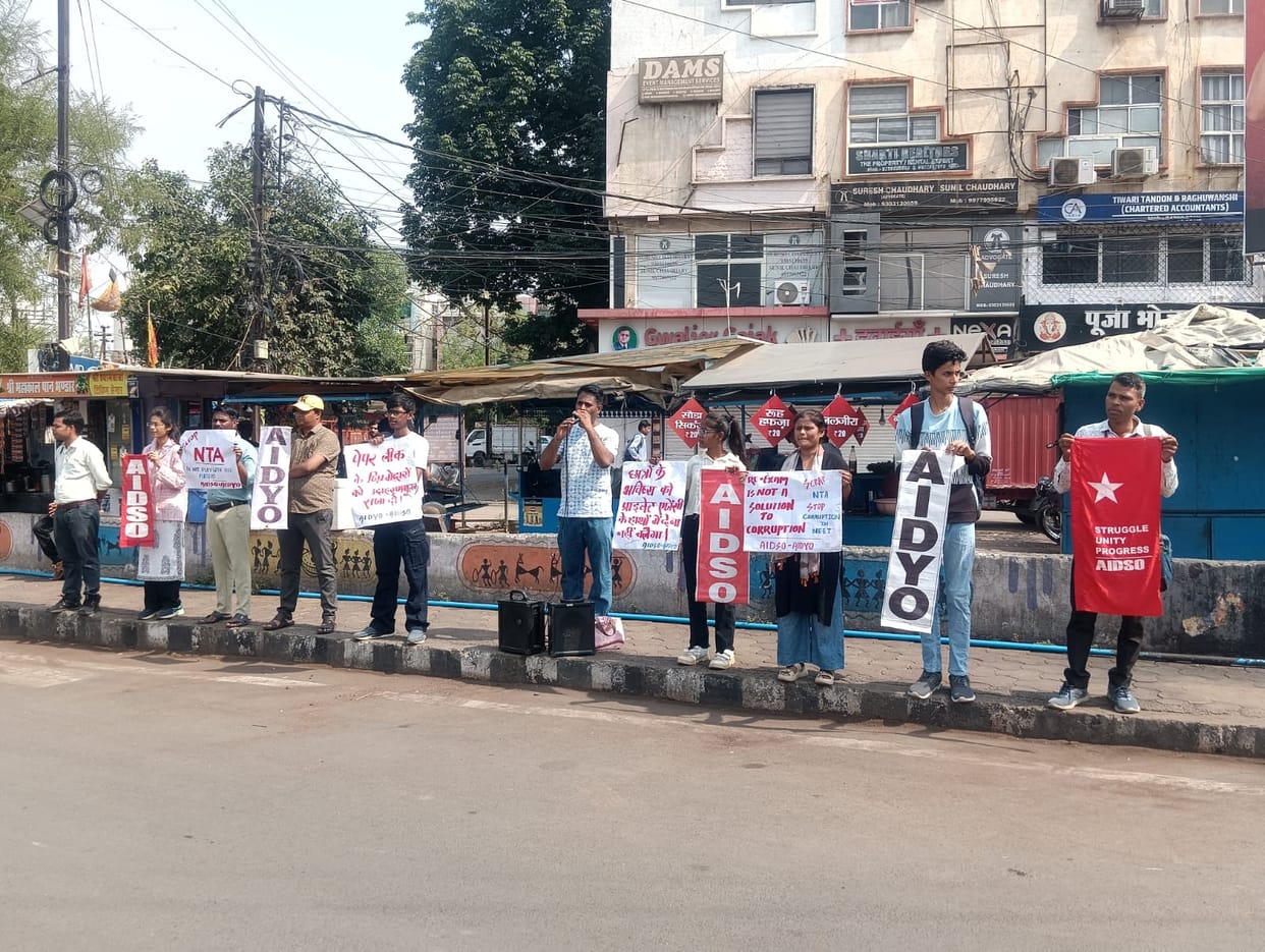 Bhopal News: Outrage Erupts in Bhopal Over NEET Paper Leak; Students Launch Protest, Questions Raised Over Exa