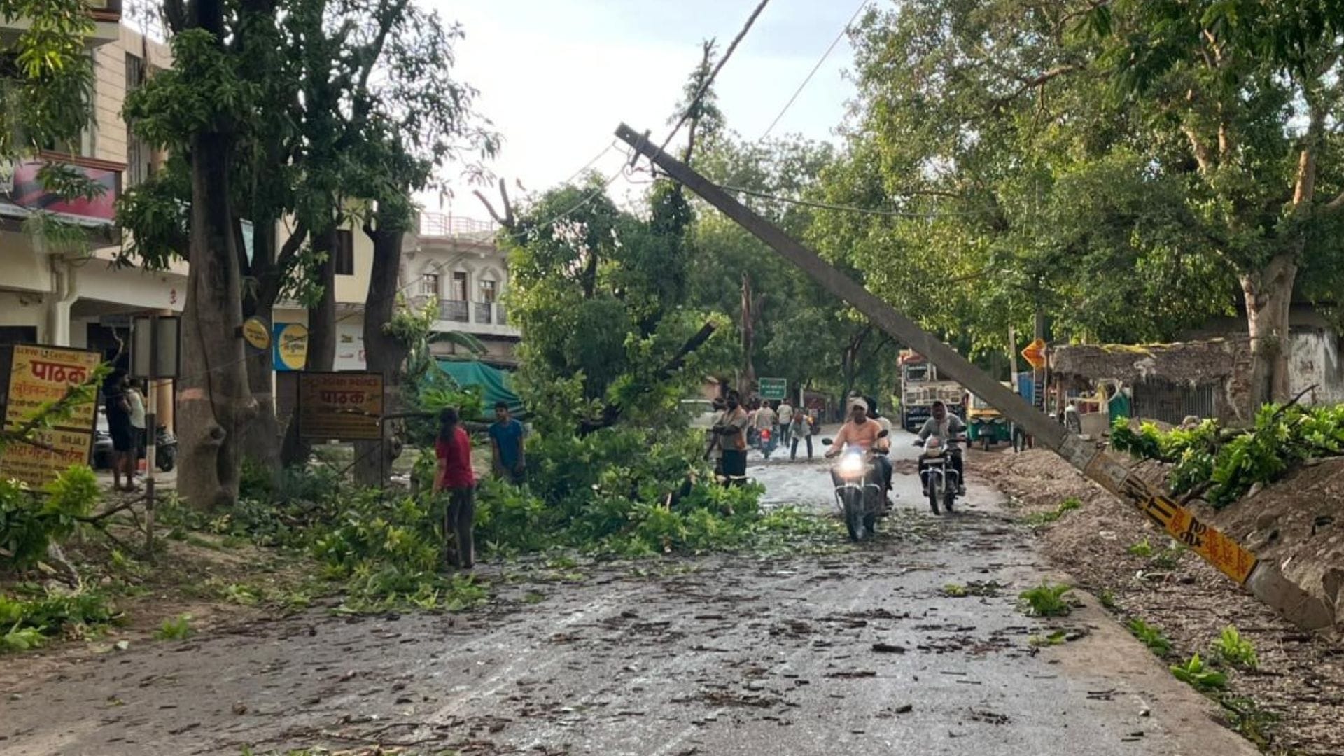 UP Weather Devastation in Bhadohi Storm Raging 80 km hour Claims 15 Lives Over 50 people Injured