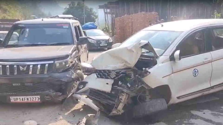 Accident: बदरीनाथ हाईवे पर कालेश्वर में दो वाहनों की आपस में हुई टक्कर, दो यात्री हुए घायल