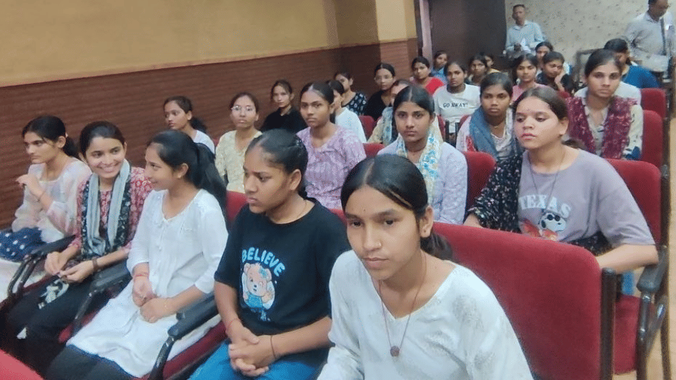 Indore News Youth Congress Alleges Corruption in Akanksha Scheme for NEET Students