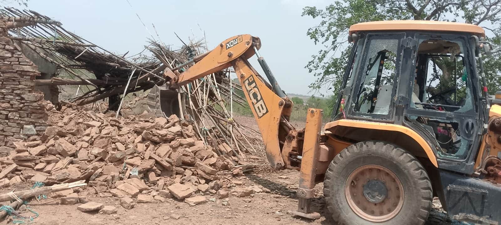 Ken-Betwa Link Project: Encroachment removal team pelted with stones, officers' vehicles vandalised