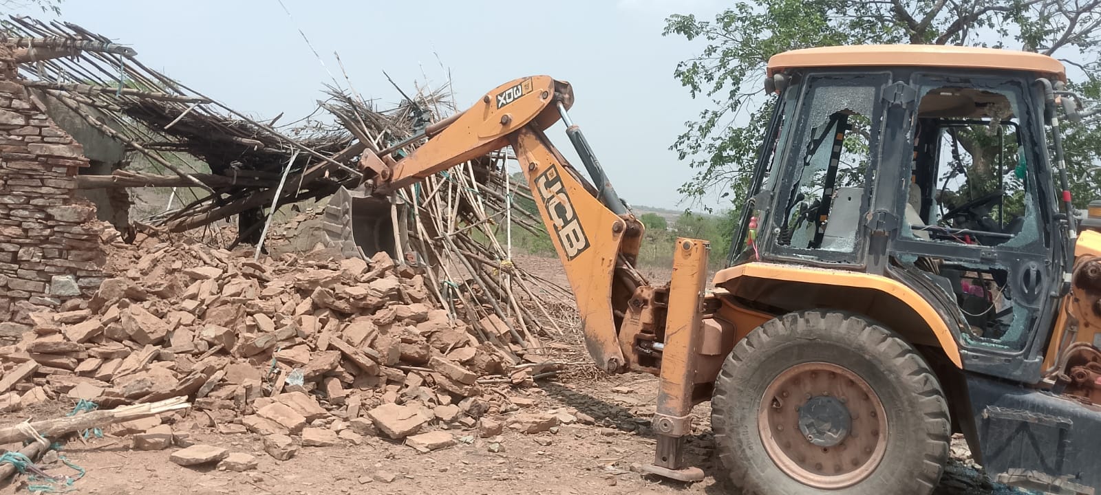 Ken-Betwa Link Project: Encroachment removal team pelted with stones, officers' vehicles vandalised
