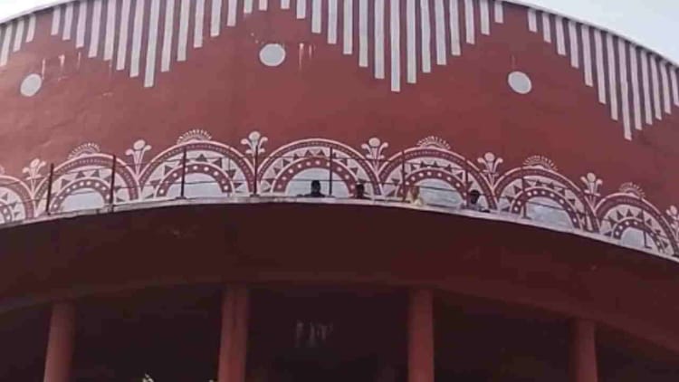 अपनी  मांगों को लेकर टंकी पर चढ़े आंदोलनकरी की तबीयत बिगड़ी
