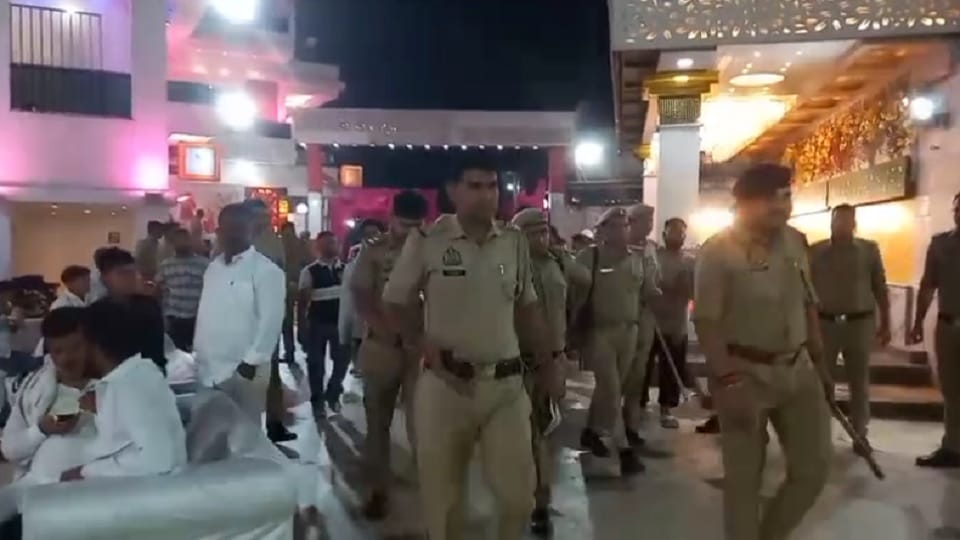 UP: Bloodshed at Valima's feast in Meerut, firing entered the pavilion, two brothers and a children injured