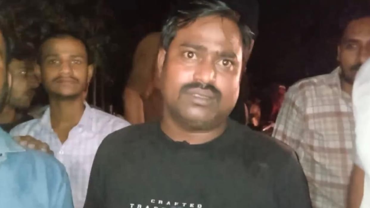 Jhansi: Power system destroyed due to storm and rain, people took to the streets