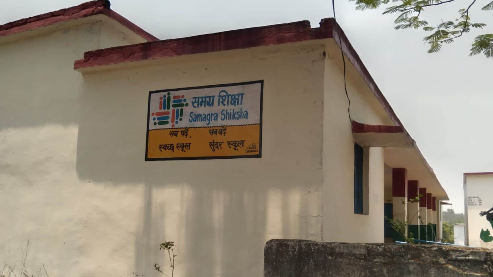 गुरमुरा स्थित स्कूल, इससे 100 मीटर की दूरी पर स्थित है शराब की दुकान।