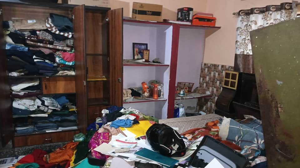घर में बिखरा पड़ा सामान
