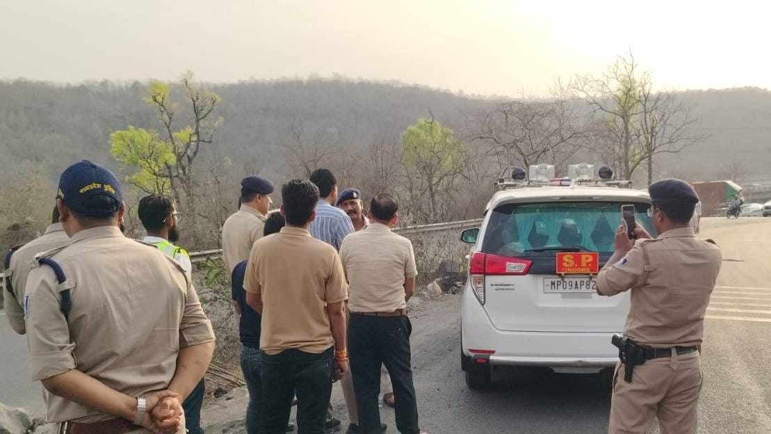 घटनास्थल पर पुलिस टीम।