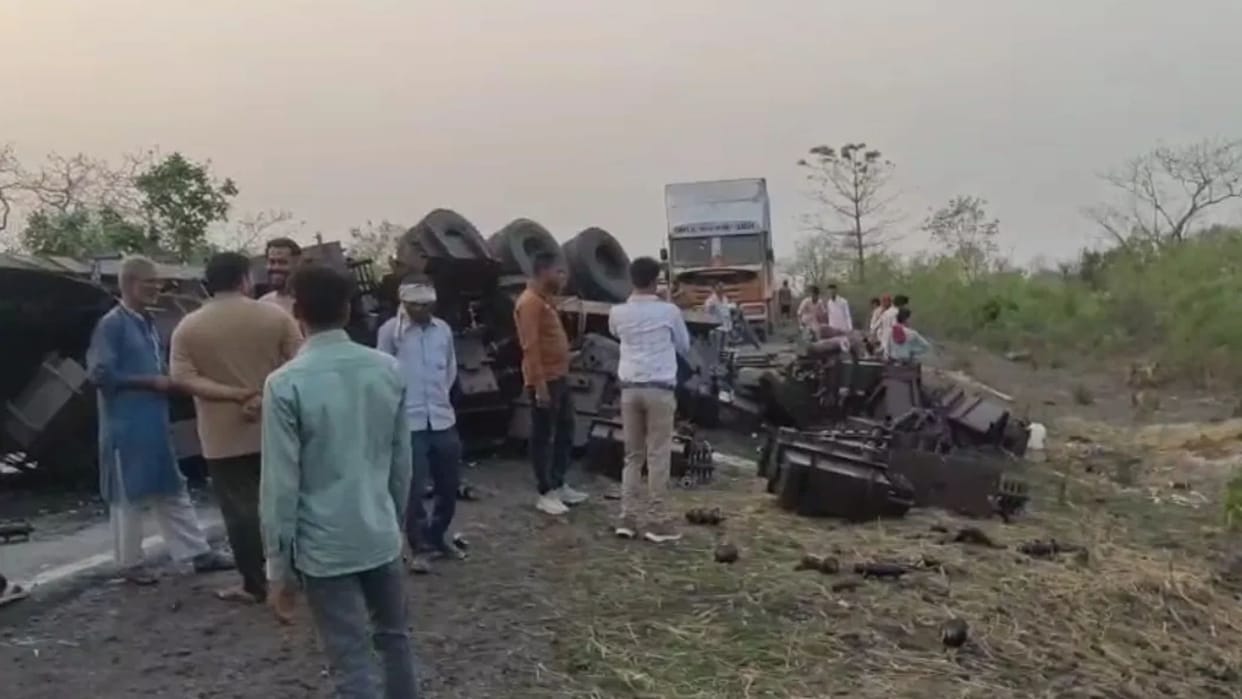 trailer overturned on steep incline in Damoh narrowly escaping pedestrians queue of vehicles formed on road