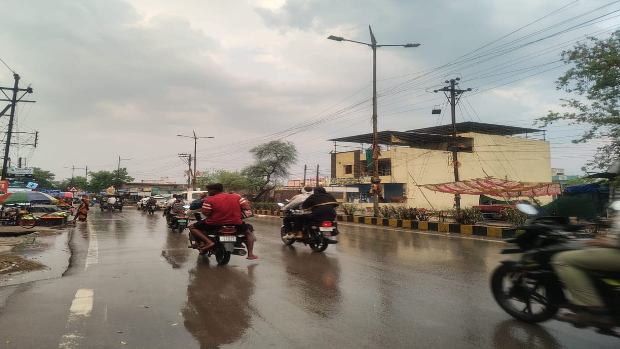 Light rain accompanied by strong storm in many districts including Raipur, know how the weather will be in the