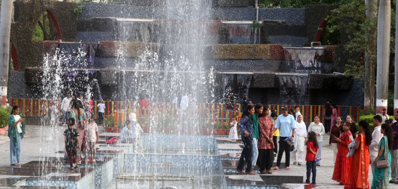 Heat waves disrupt life in Indore, with temperatures reaching 43.6 degrees for the second consecutive day