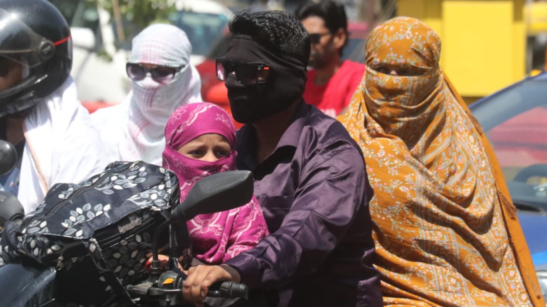 Heat waves disrupt life in Indore, with temperatures reaching 43.6 degrees for the second consecutive day