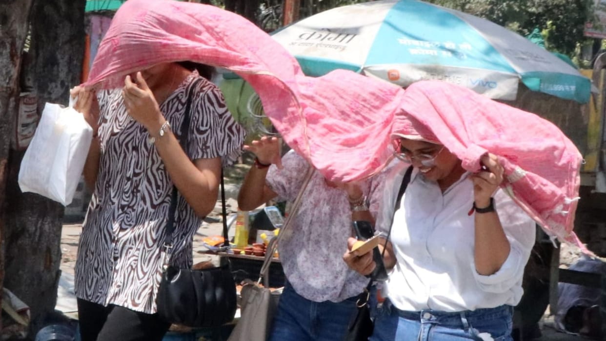 Heat waves disrupt life in Indore, with temperatures reaching 43.6 degrees for the second consecutive day
