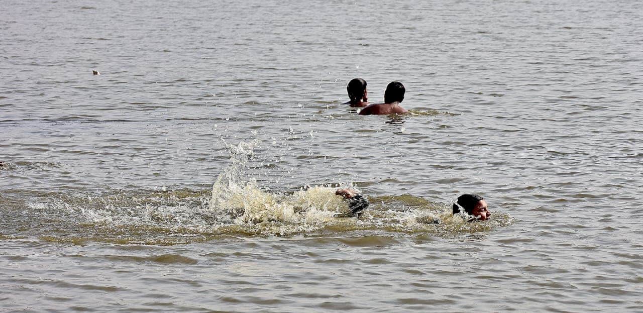 Heat waves disrupt life in Indore, with temperatures reaching 43.6 degrees for the second consecutive day