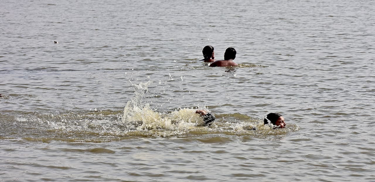 Heat waves disrupt life in Indore, with temperatures reaching 43.6 degrees for the second consecutive day