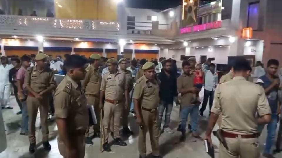 UP: Bloodshed at Valima's feast in Meerut, firing entered the pavilion, two brothers and a children injured