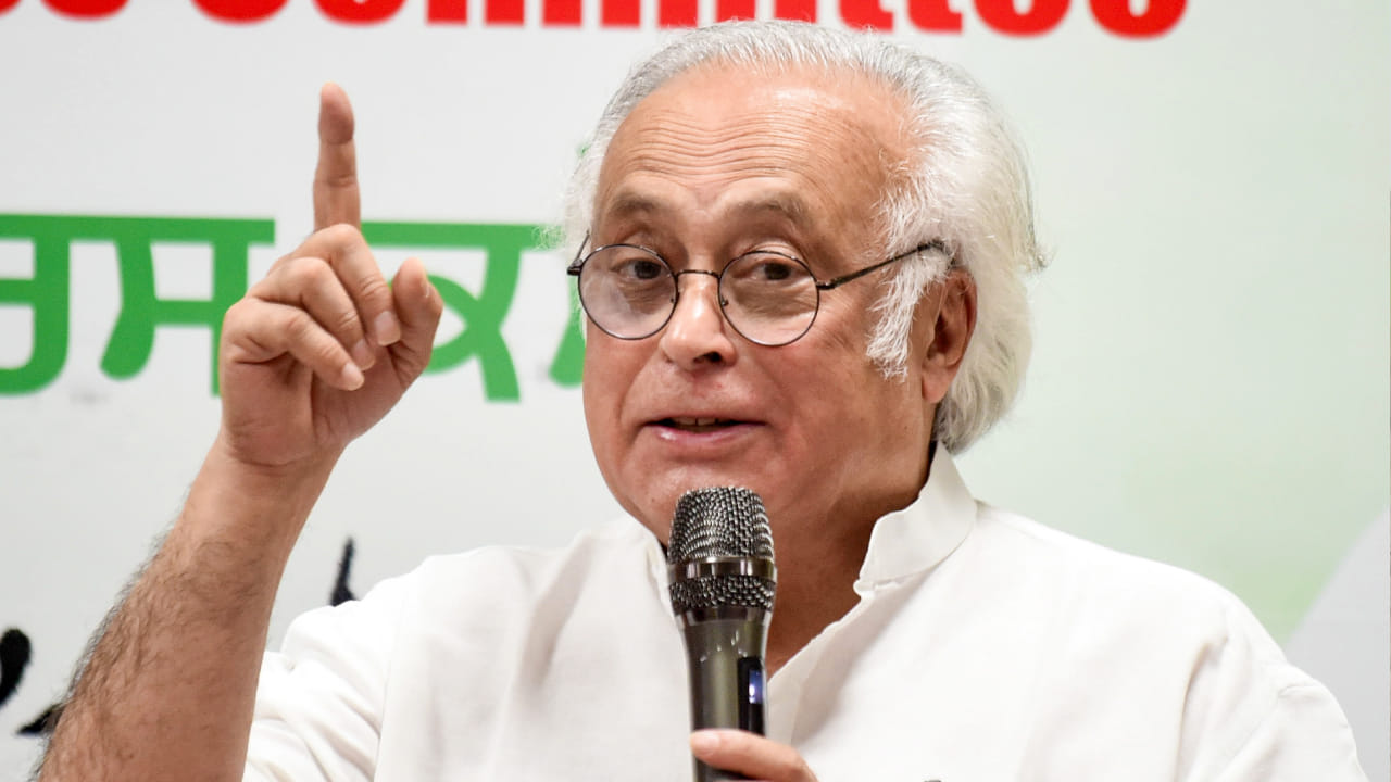 PM के भाषण पर सियासी संग्राम! महिला आरक्षण से ‘दिमागी नक्सली’ तक कांग्रेस के आरोप, प्रह्लाद जोशी का पलटवार