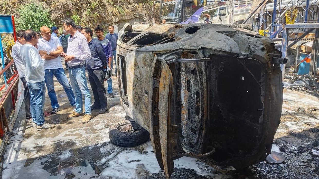 Shimla News Fire Erupts at Showroom in Kacchighati Bikes Including One Car Reduced to Ashes