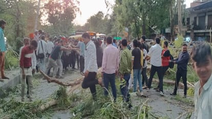 Prayagraj Weather: A sudden storm brought darkness during the day, bringing vehicles to a halt on the roads