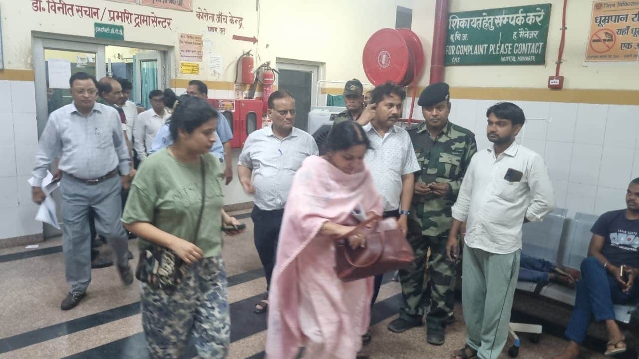 जांच के बाद बाहर निकलतीं जिला जल अल्पना व साथ में सीएमओ विजेंद्र कुमार
