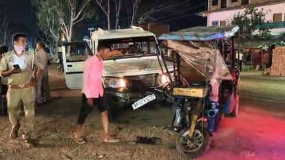 Hamirpur Speeding Bolero rams into erickshaw half a dozen laborers returning from factory injured