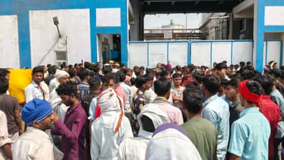 Kanpur Dehat Workers Stand Firm on Demand for Wage Hike Sit in Protest Outside Edibles Factory