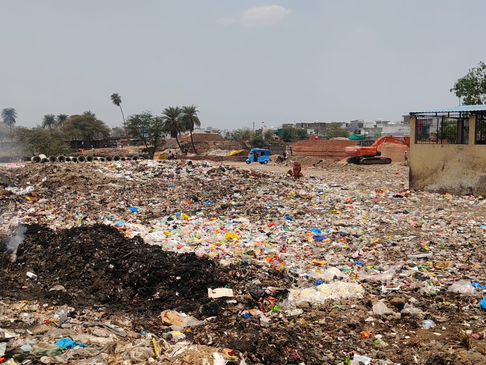 कुर्मेडी क्षेत्र में कचरे का ढेर।
