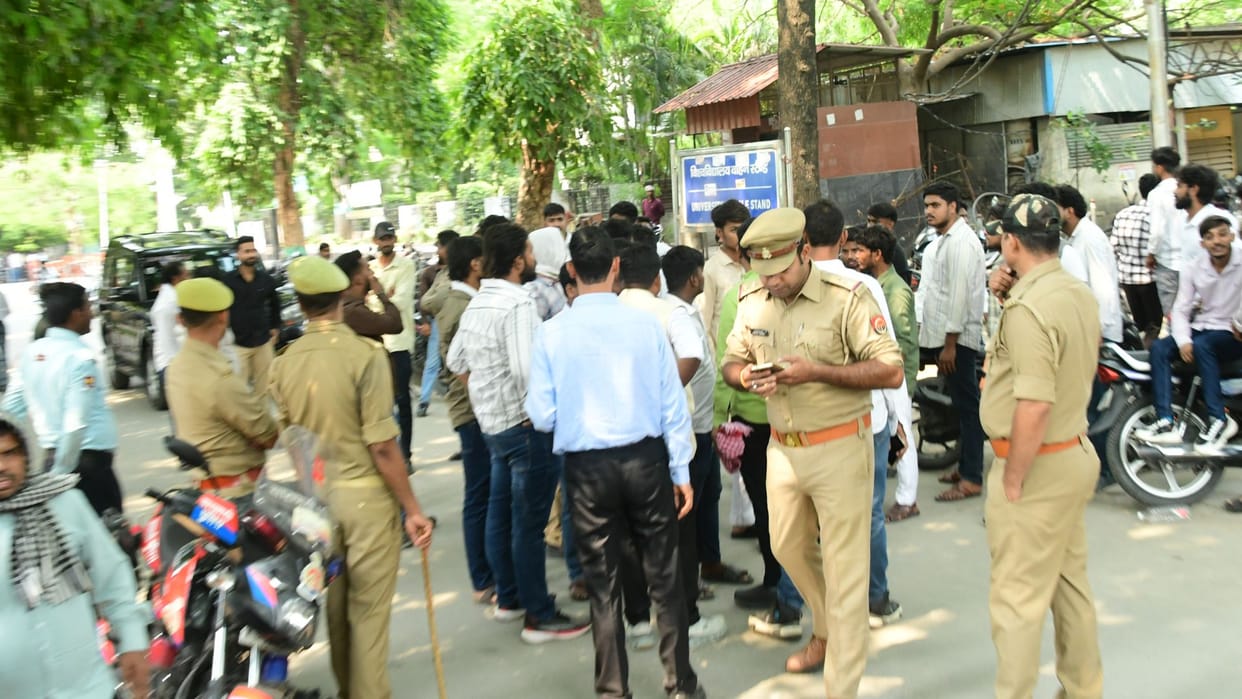 Stone-pelting Erupts Between 70 Junior and Senior Students at Kashi Vidyapith Two Injured in Varanasi