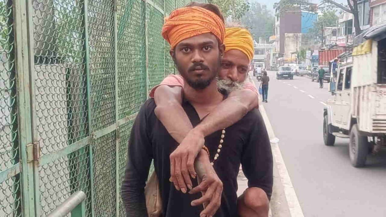 Guru Shishya jodi Young man from Madhya Pradesh carried his guru on his back to Kedarnath shrine