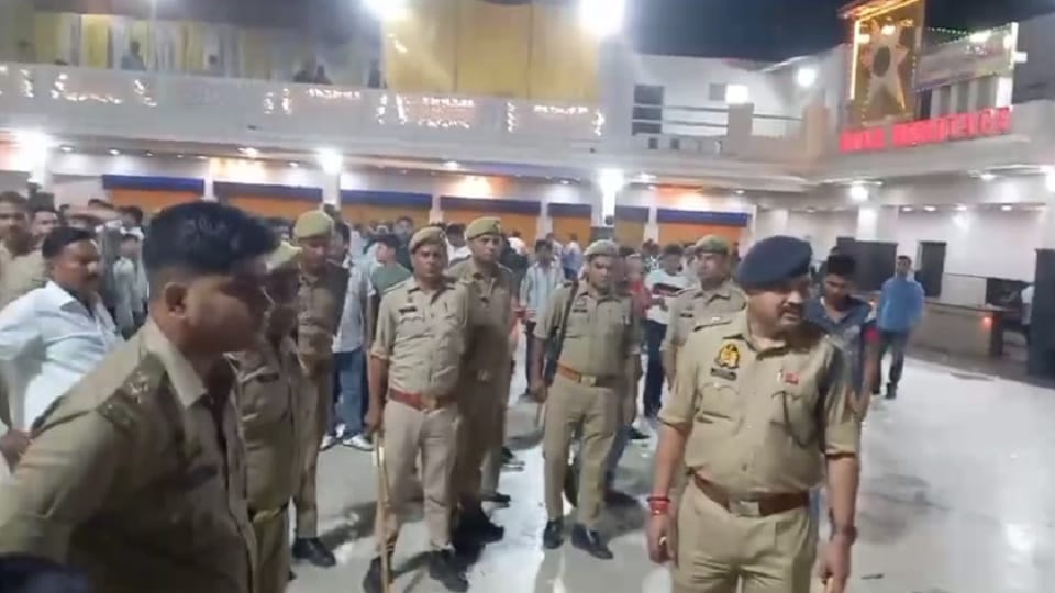 UP: Bloodshed at Valima's feast in Meerut, firing entered the pavilion, two brothers and a children injured