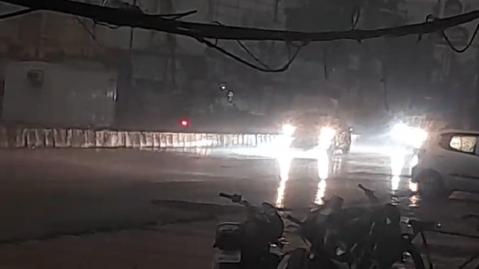 Meerut Weather Today Dark Clouds Bring Daytime Darkness, Rain Strong Winds Give Relief From Heat in West UP