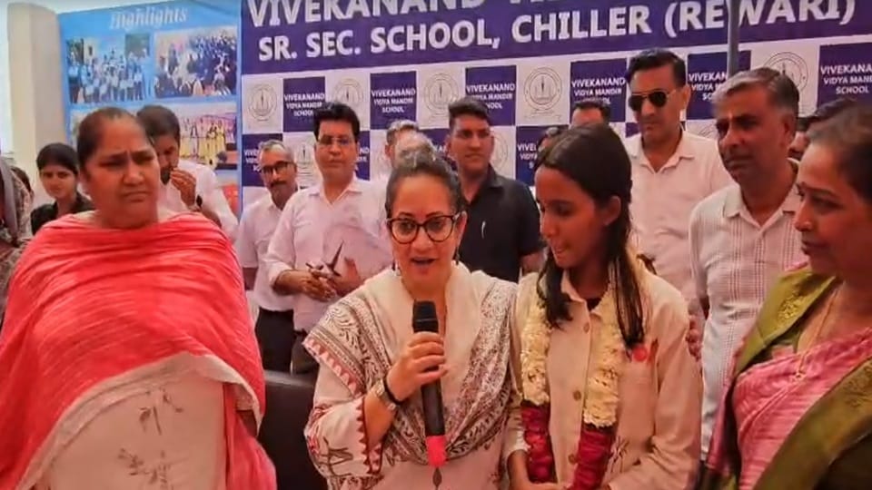 Health Minister Aarti Rao met 12th class topper Deepika