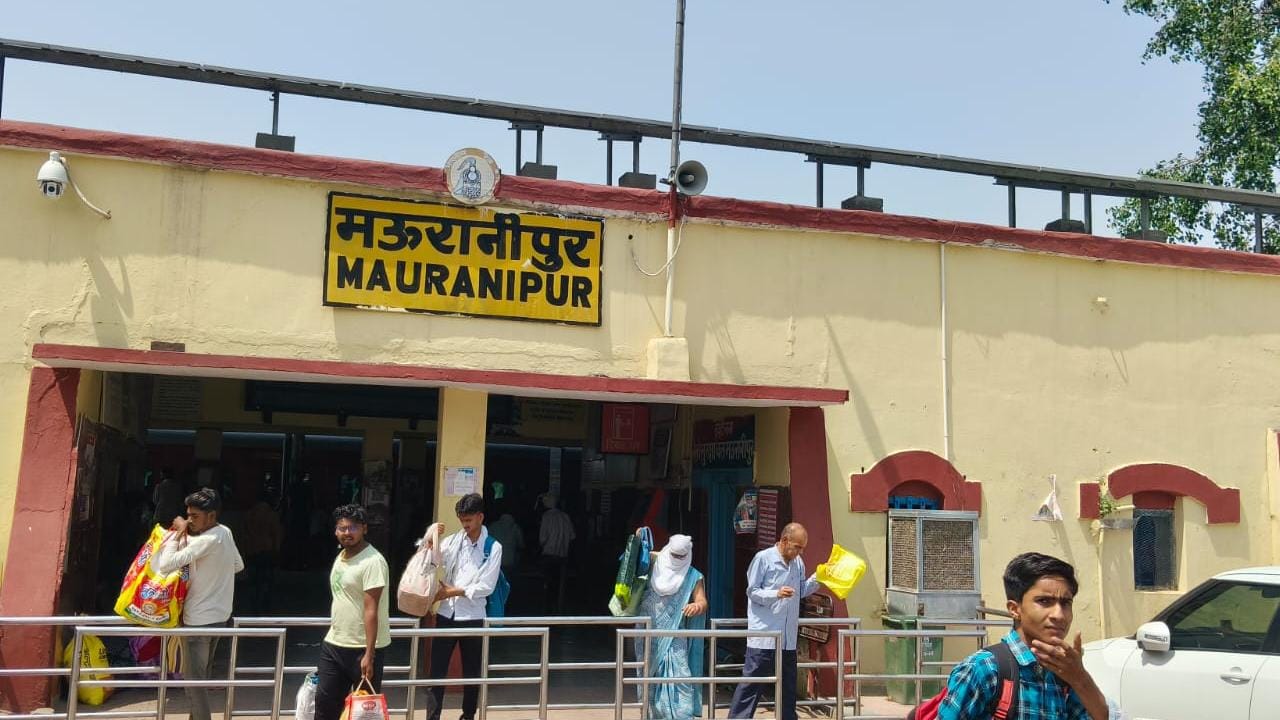 Jhansi: Woman falls while boarding a moving train, breaks both legs