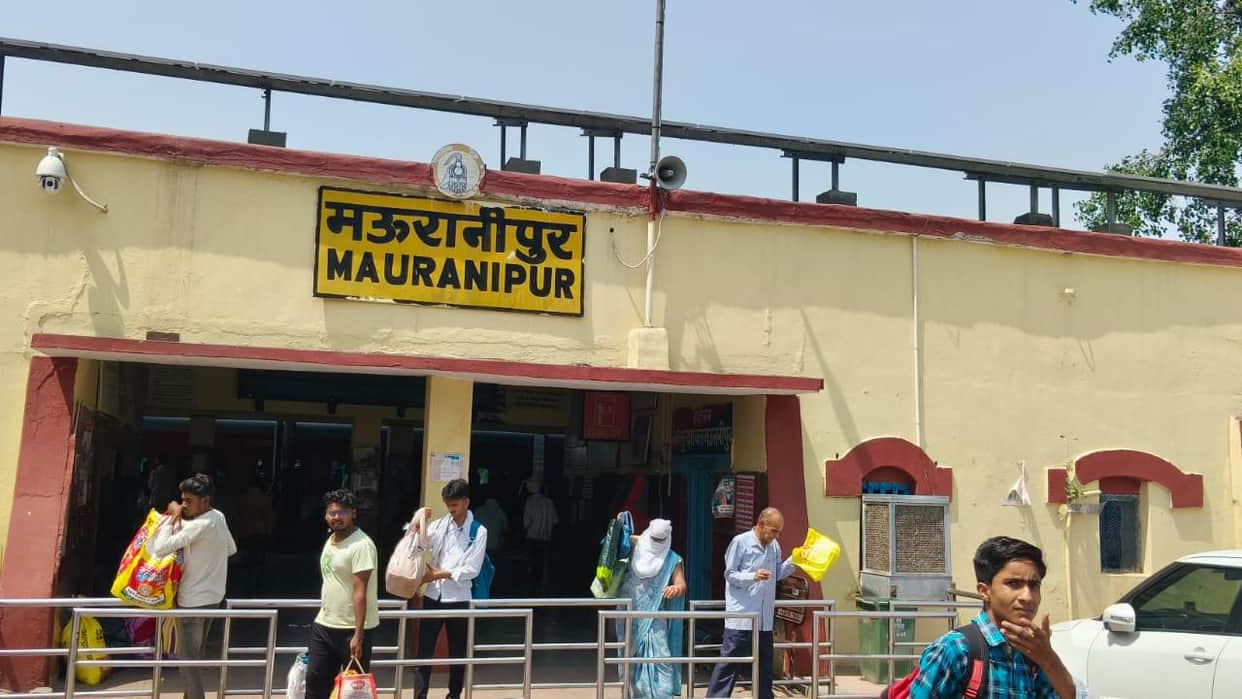 Jhansi: A large part of the station plunges into darkness as soon as the power goes out