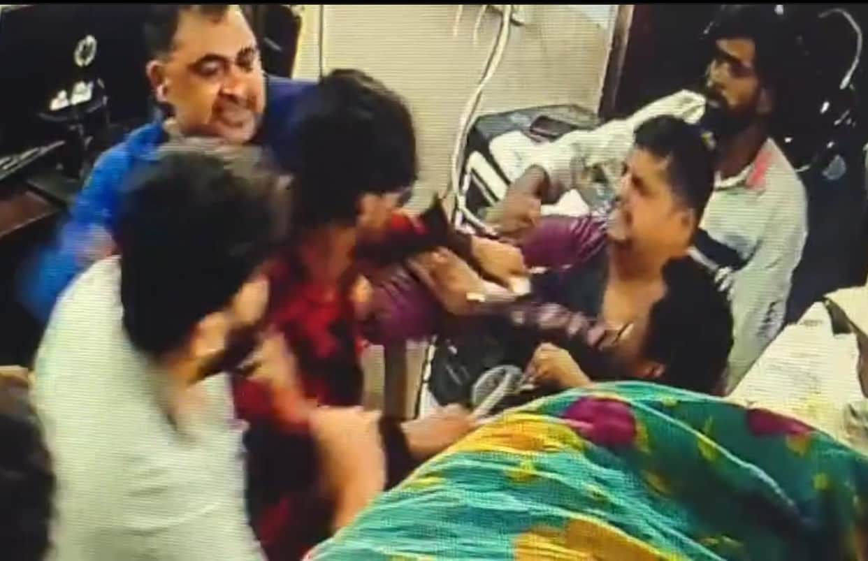 Indore: Councillor's son entered the office and assaulted a municipal employee, employees stopped work.
