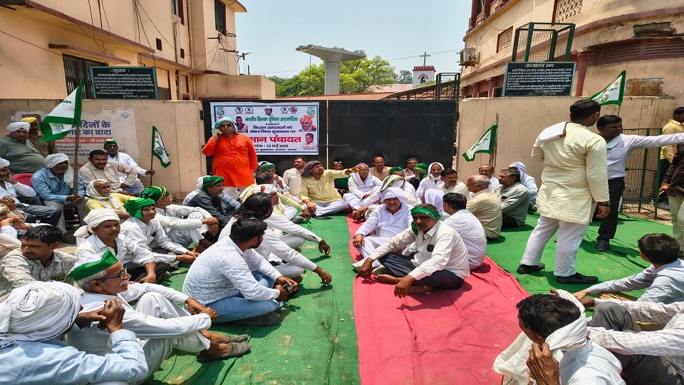 Farmers staged protest over non-receipt of compensation for land acquisition