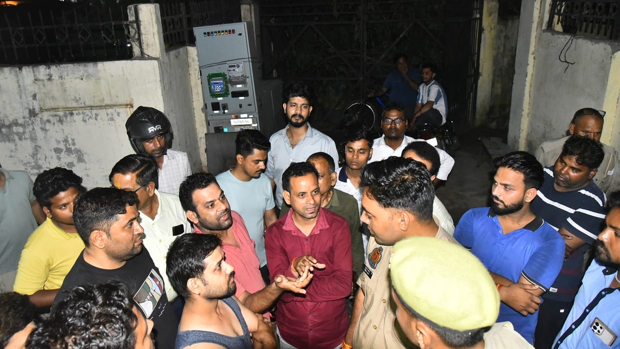 Power Outage Due to Storm and Rain people Create Ruckus at Harun Nagla Substation in Bareilly