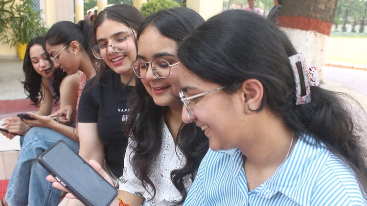 CBSE Class 12th Result: बेटों से आठ कदम आगे रहीं बेटियां; मेधावी छात्रों को मिलेगा मेरिट सर्टिफिकेट