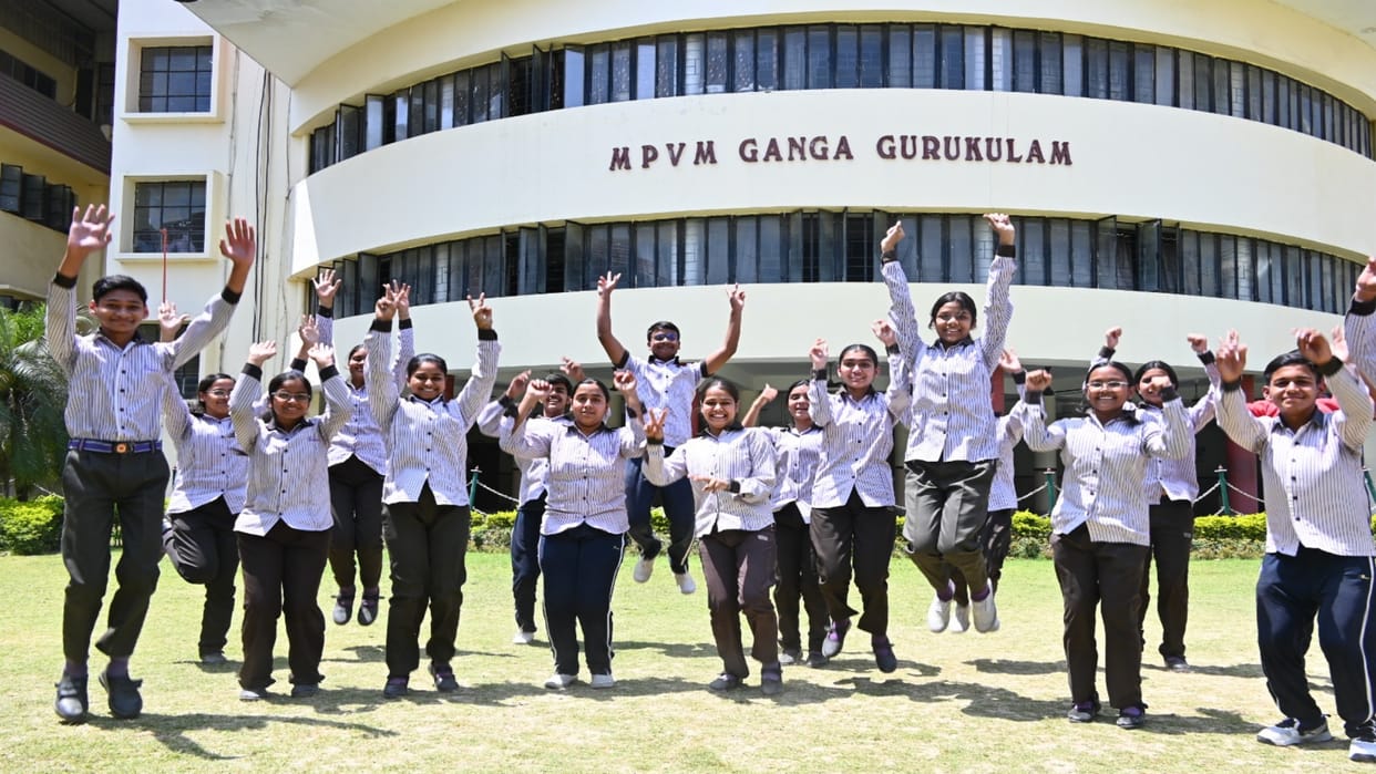 CBSE Result: Supriya Singh got 98% and Vanya got 97% marks in CBSE 12th.