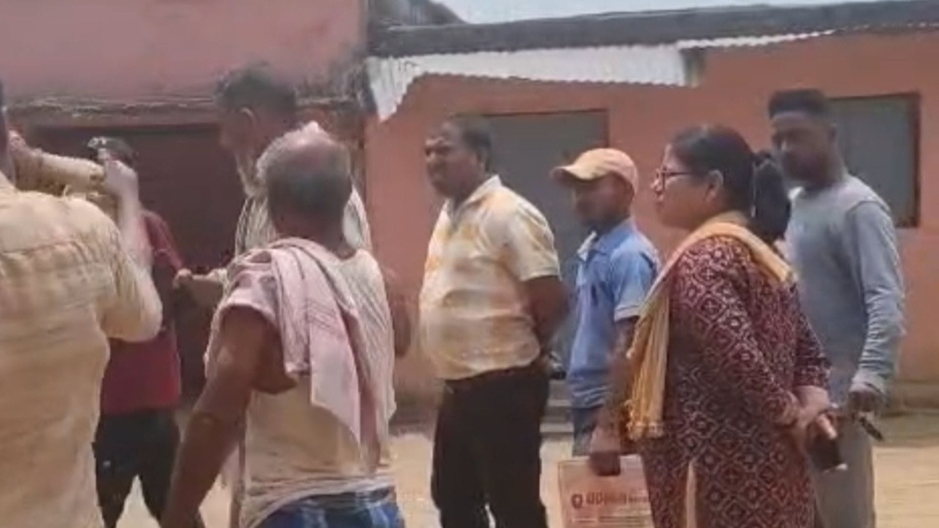 स्कूल में जमा भीड़