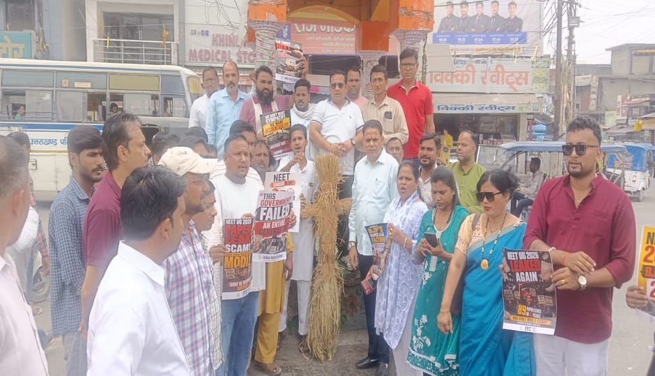 Anger erupted against NEET paper leak, government effigy burnt under the leadership of MLA Kapri