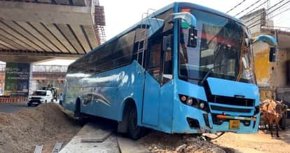 Sleeper bus loses control and crashes