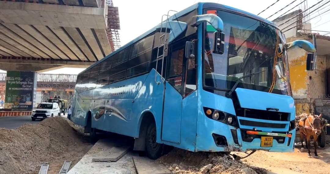 Sleeper bus loses control and crashes