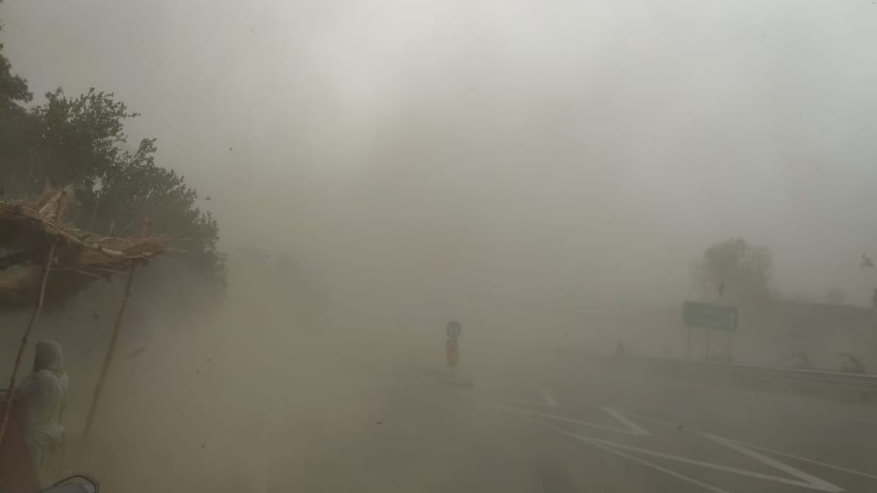 Prayagraj Weather: A sudden storm brought darkness during the day, bringing vehicles to a halt on the roads