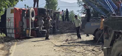 Oil Tanker Overturns on Srinagar–Leh Highway at Watlar; Army’s 24 RR Launches Swift Rescue Operation