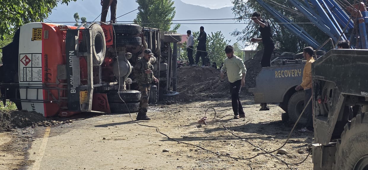 Oil Tanker Overturns on Srinagar–Leh Highway at Watlar; Army’s 24 RR Launches Swift Rescue Operation