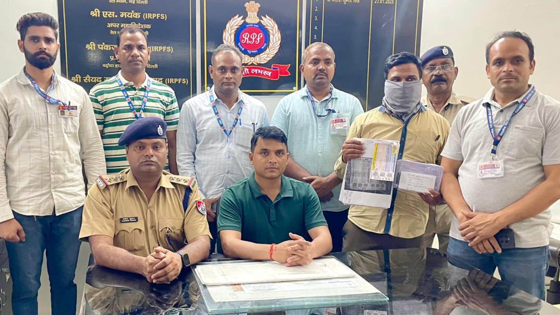 दलाल के साथ रेलवे सुरक्षा बल और सीआईबी की टीम।