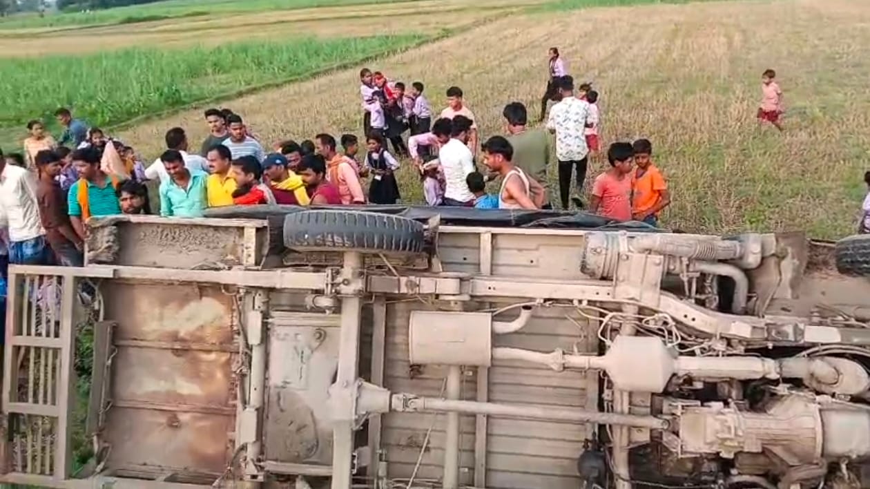 अनियंत्रित होकर बस पलटी
